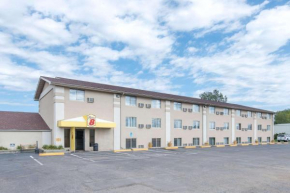 Отель Super 8 by Wyndham Watertown  Уотертаун